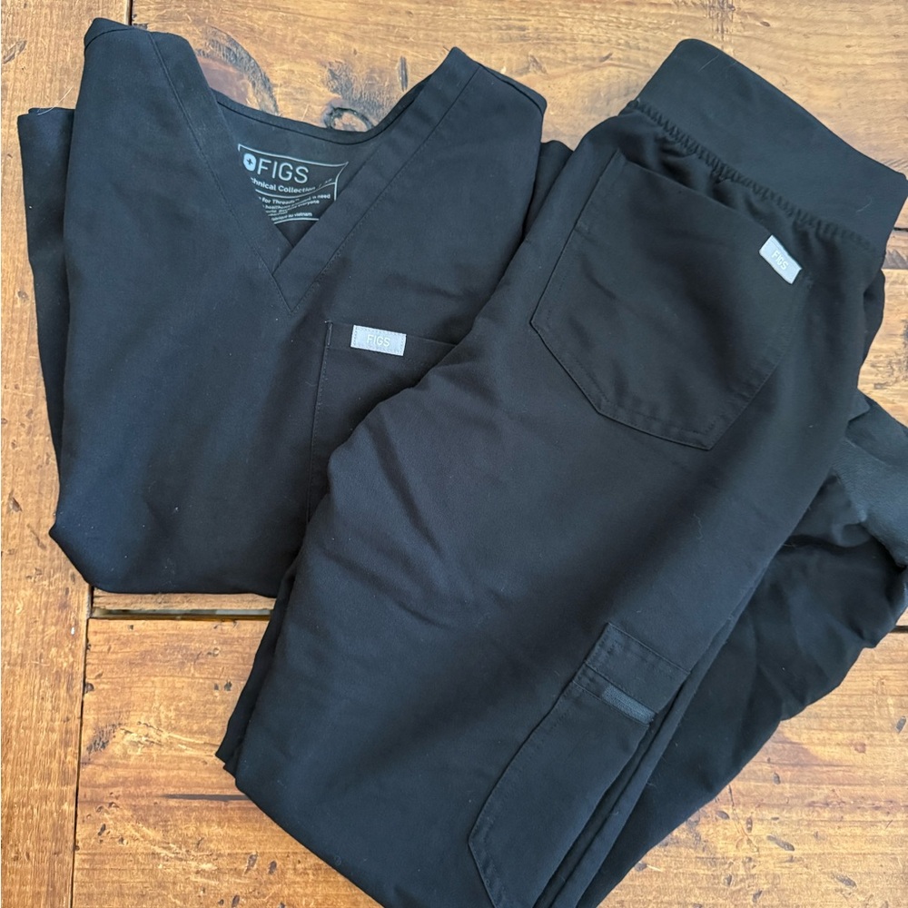 FIGS Women’s Scrubs Set in Black